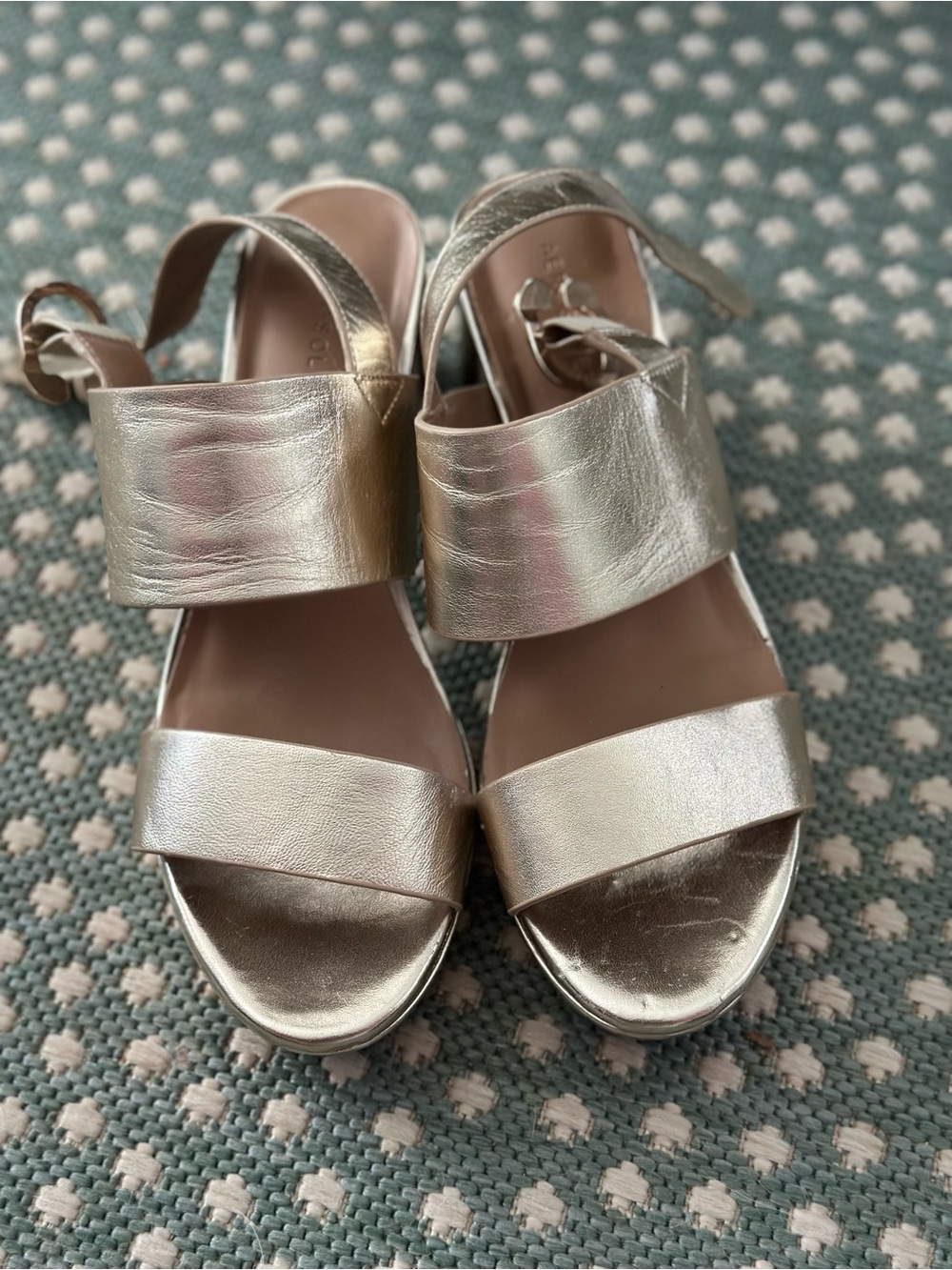 AEROSOLES Camera Platform Sandals in gold metallic leather
Size 10.5 wide - Picture 2 of 4